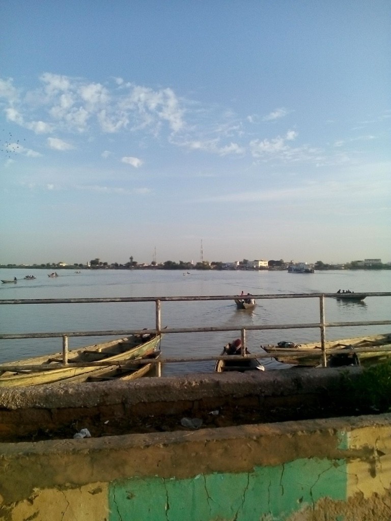 Vue du fleuve depuis Rosso-Mauritanie - Des pirogues transportent les marchandises d'une frontière à l'autre