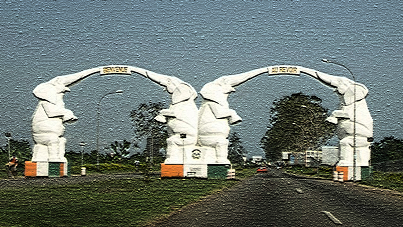 Des statuts d'éléphants à l'entrée de l'aéroport d'Abidjan (l'éléphant est l'emblème de la Côte d'Ivoire)